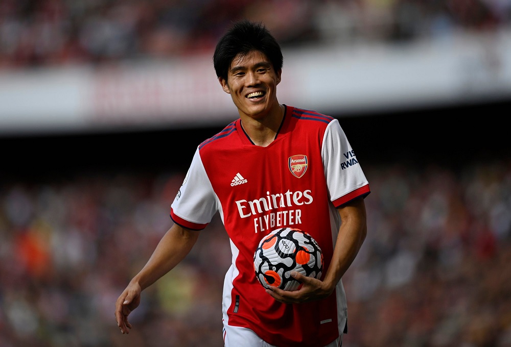 Takehiro Tomiyasu tươi cười bên màu áo của Arsenal