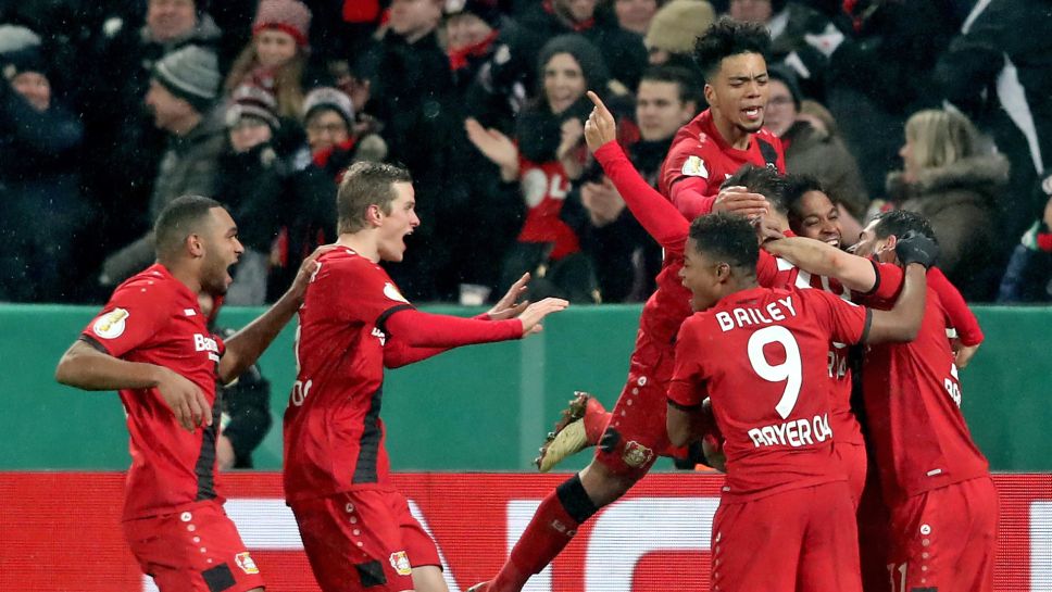 Leverkusen có bàn thắng mở tỉ số ở ngay phút thứ 9