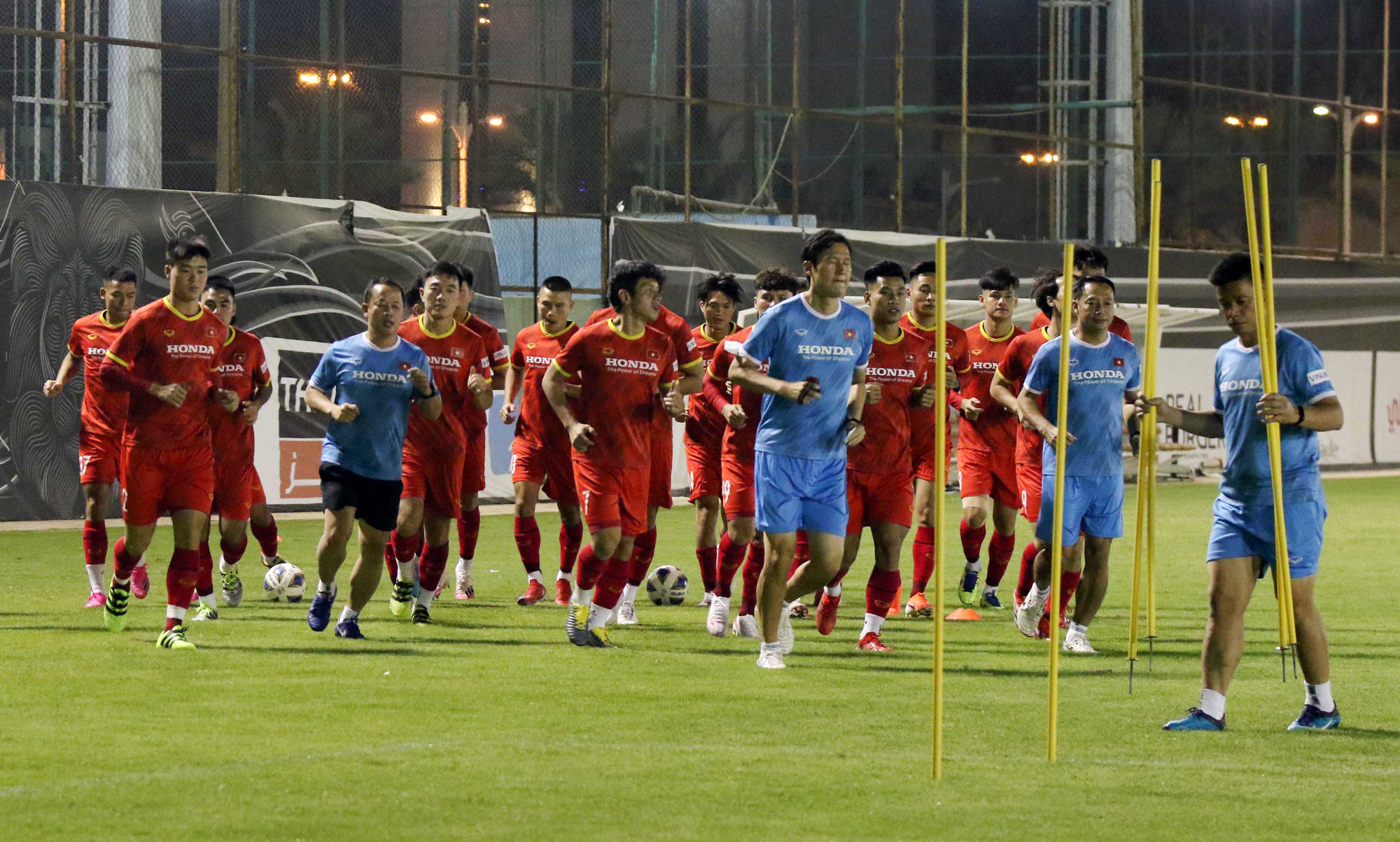 Nhiều cầu thủ của tuyển Việt Nam ở lại tiếp tục tập luyện